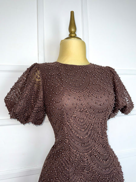 Vestido café con perlas y encaje