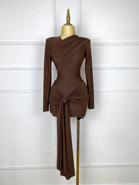 Vestido café corto drapeado manga larga