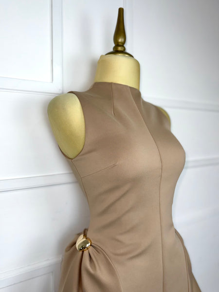 Vestido café con broches dorados