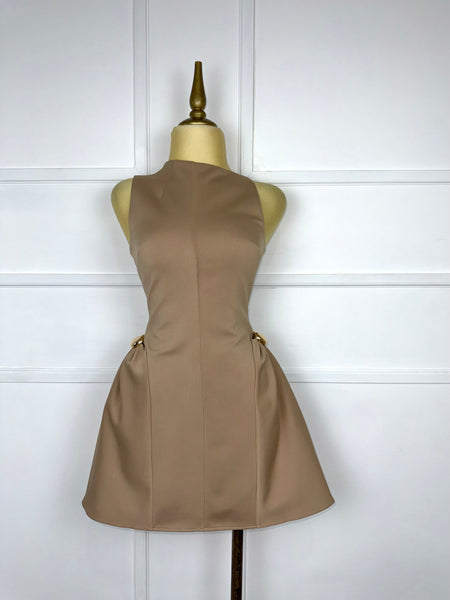 Vestido café con broches dorados