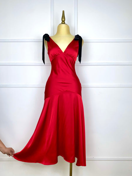 Vestido rojo satinado moños negros