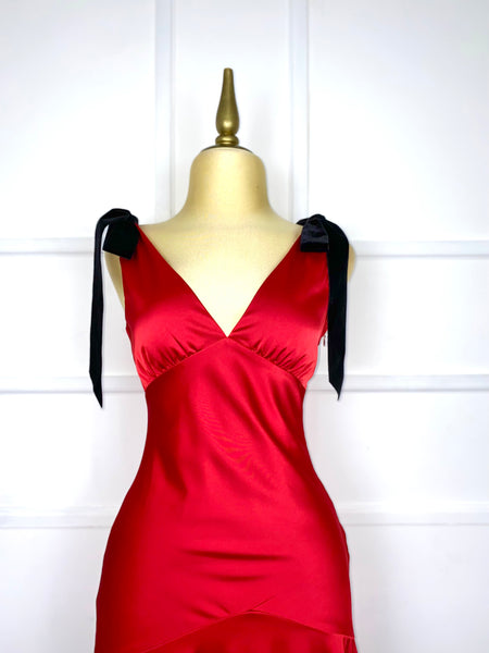 Vestido rojo satinado moños negros