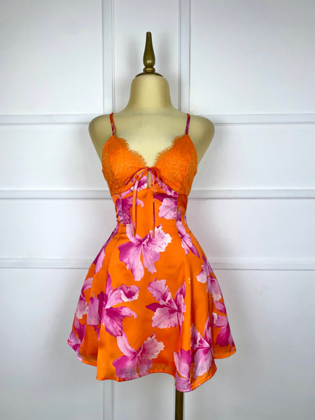 Vestido naranja satín con flores rosas