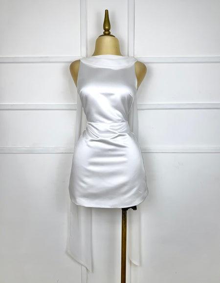 Vestido blanco satinado con listones