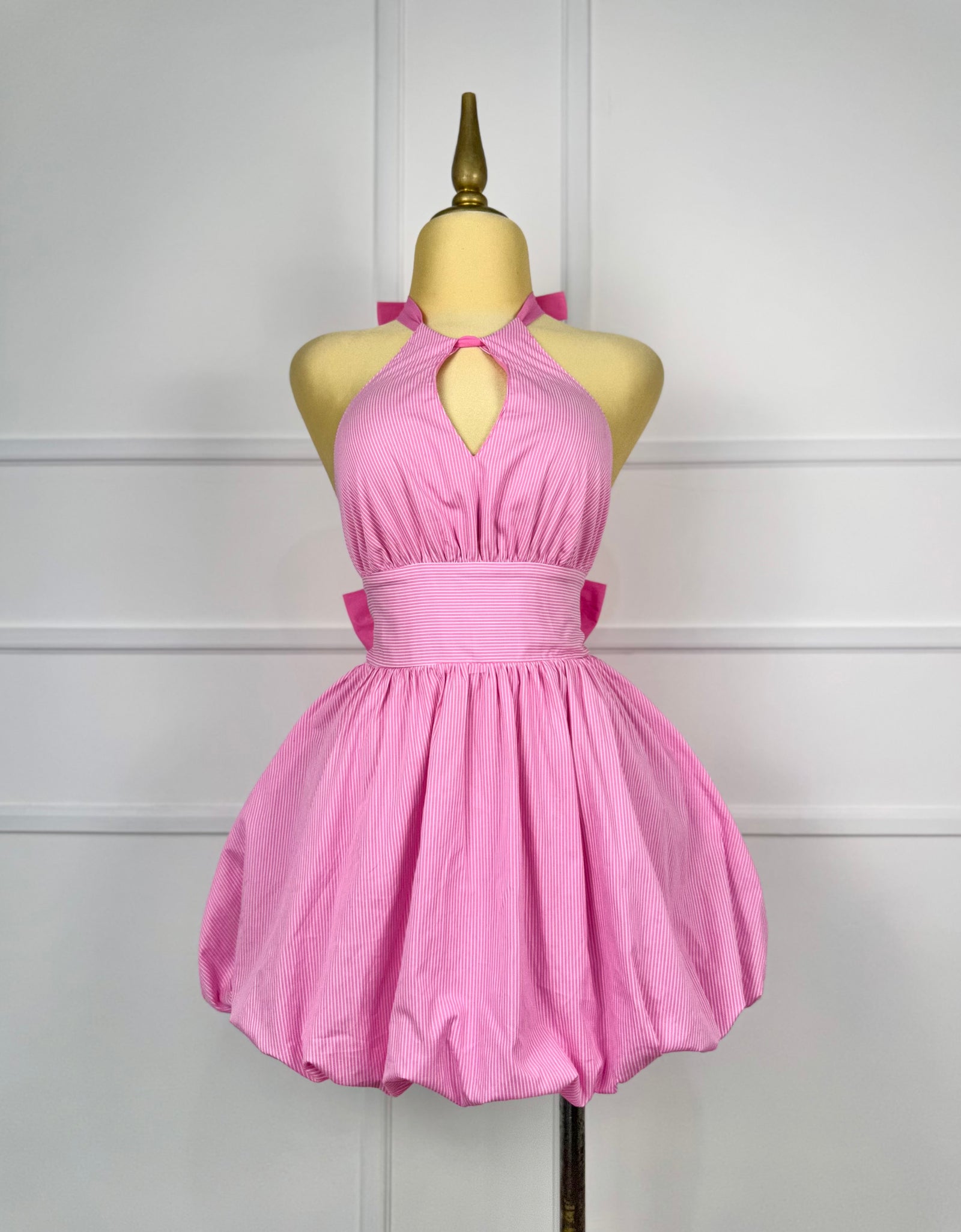 Vestido rosa con líneas bombacho