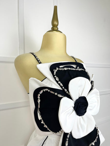 Set black & white con flor gigante y pedrería