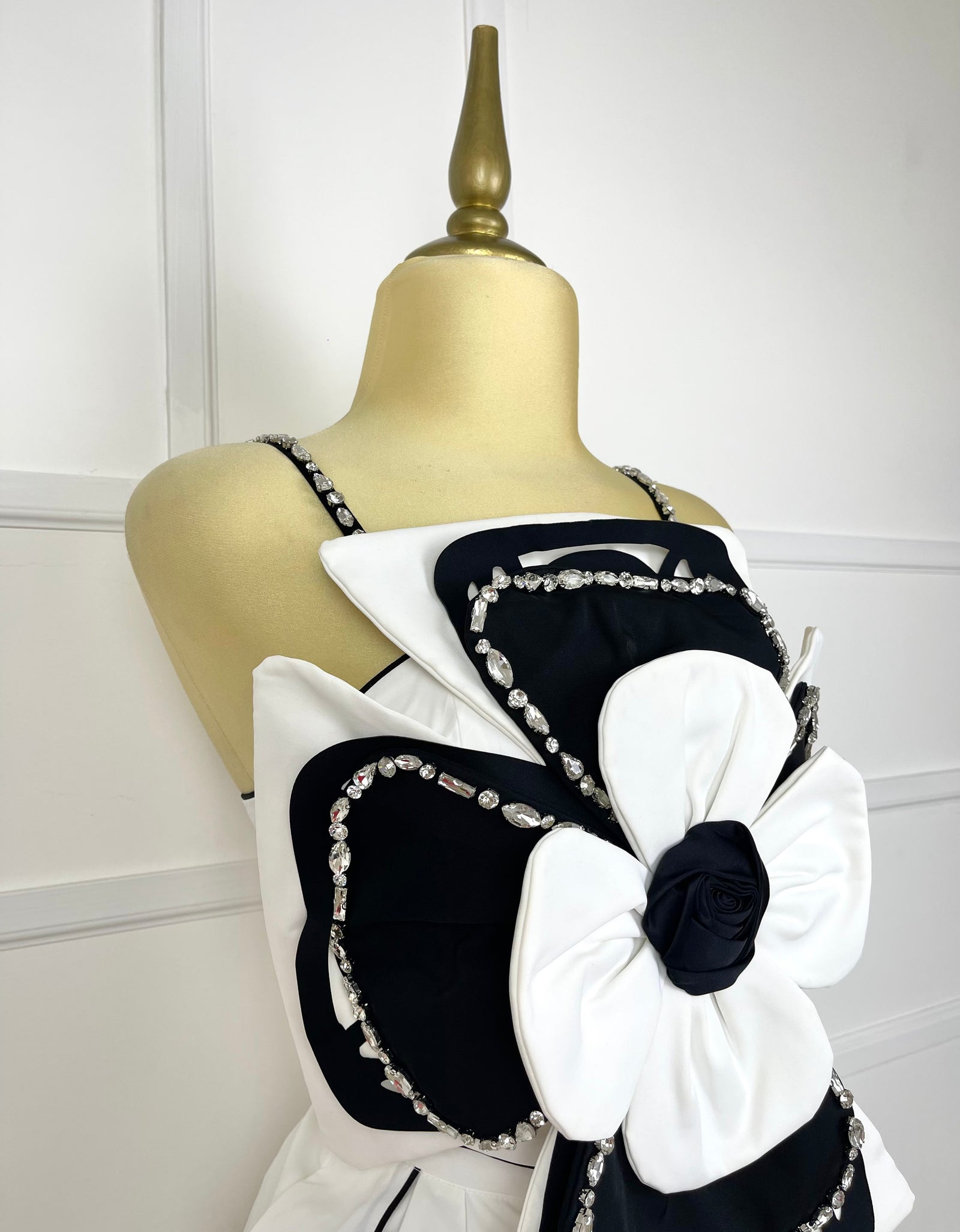Set black & white con flor gigante y pedrería