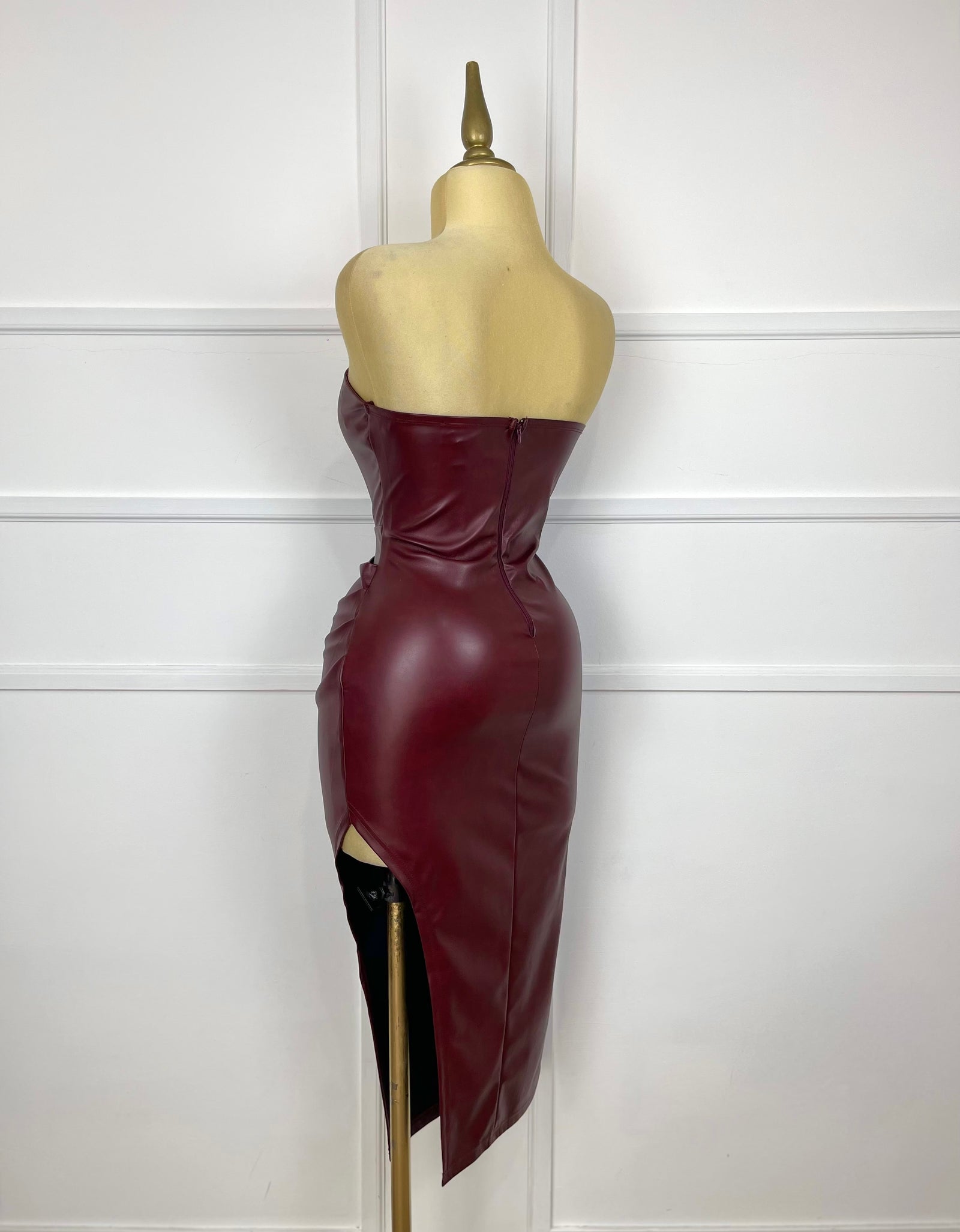 Vestido tinto vinipiel strapless