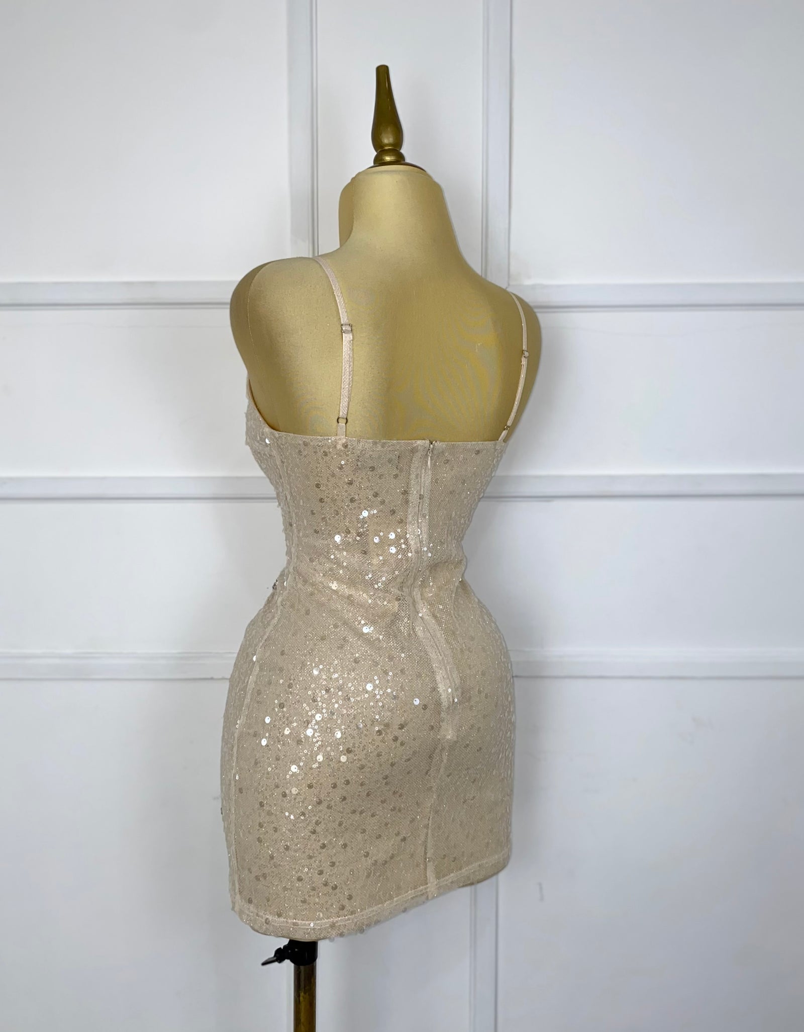 Vestido champagne con lentejuela y moños