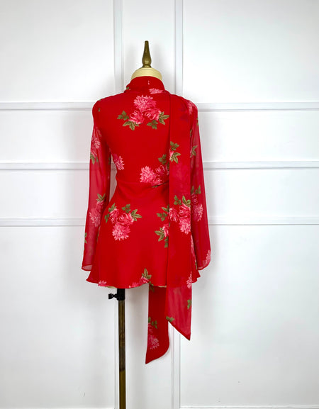 Vestido corto rojo con flores