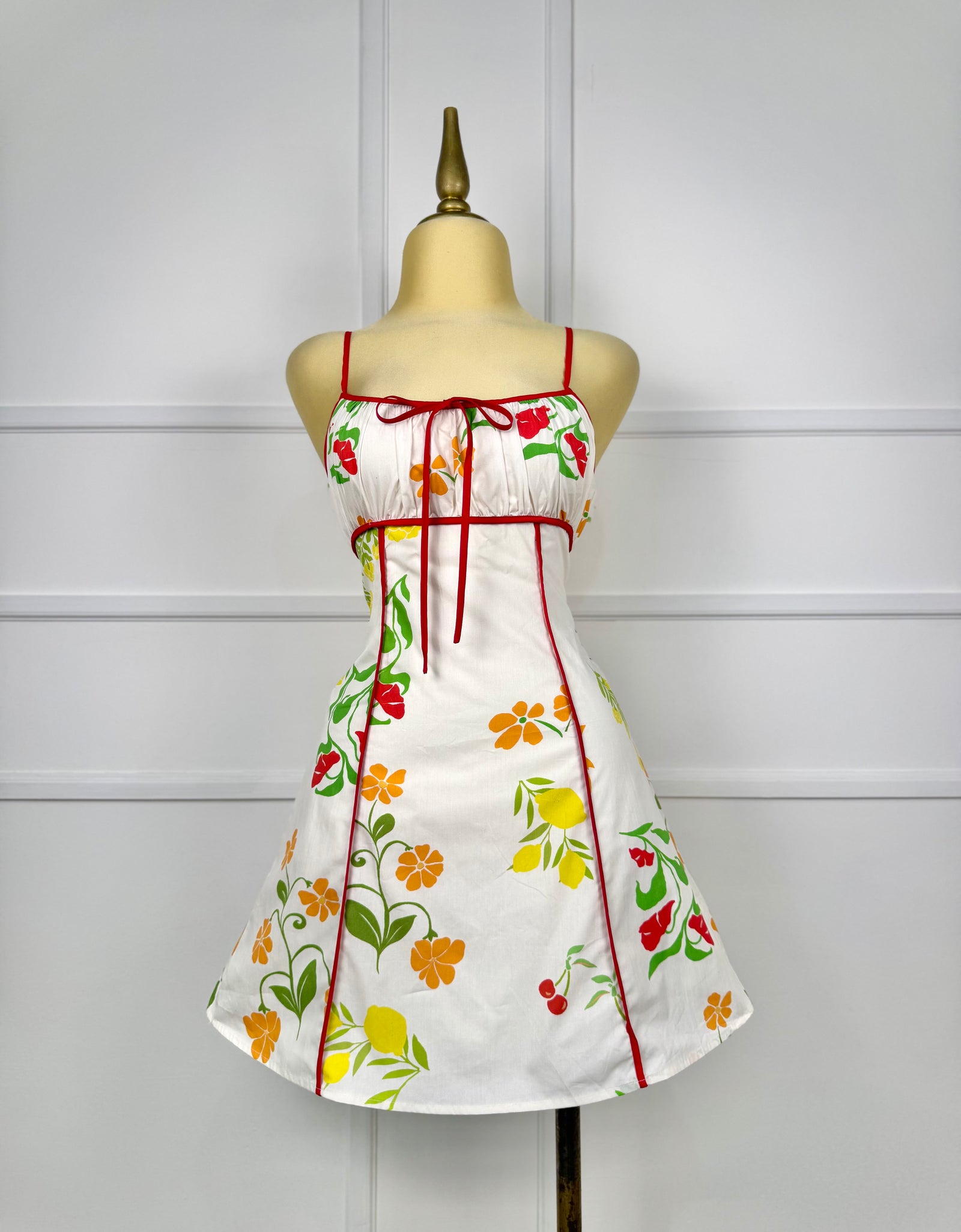 Vestido corto estampado con cerezas