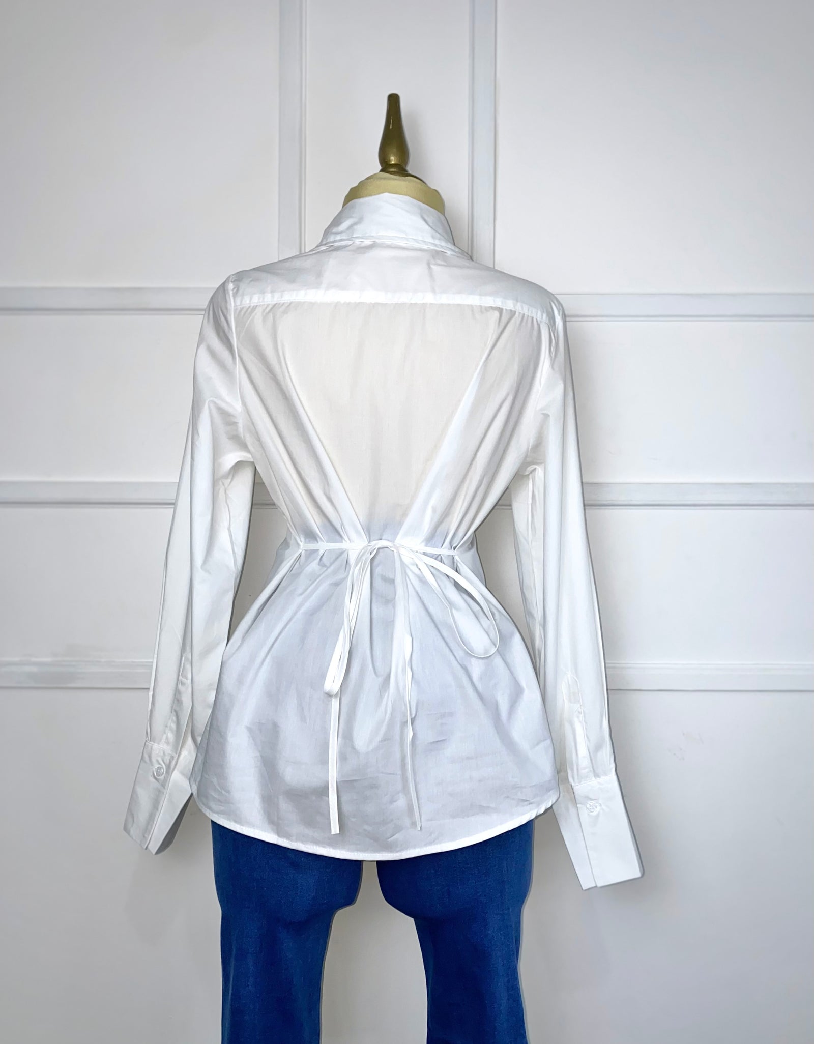 Camisa blanca con corbata