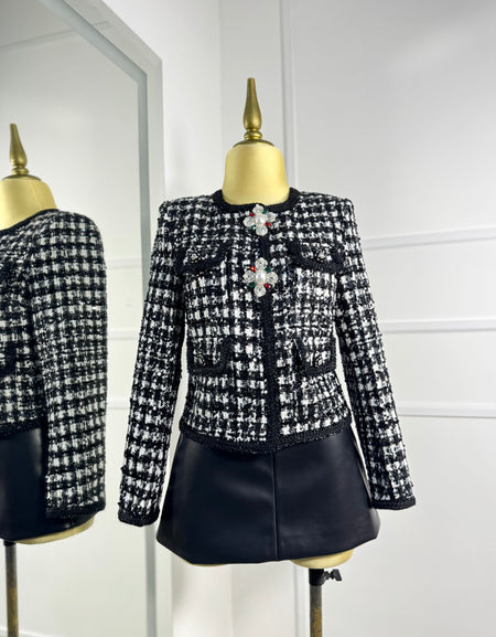 Set tweed con broche pedrería