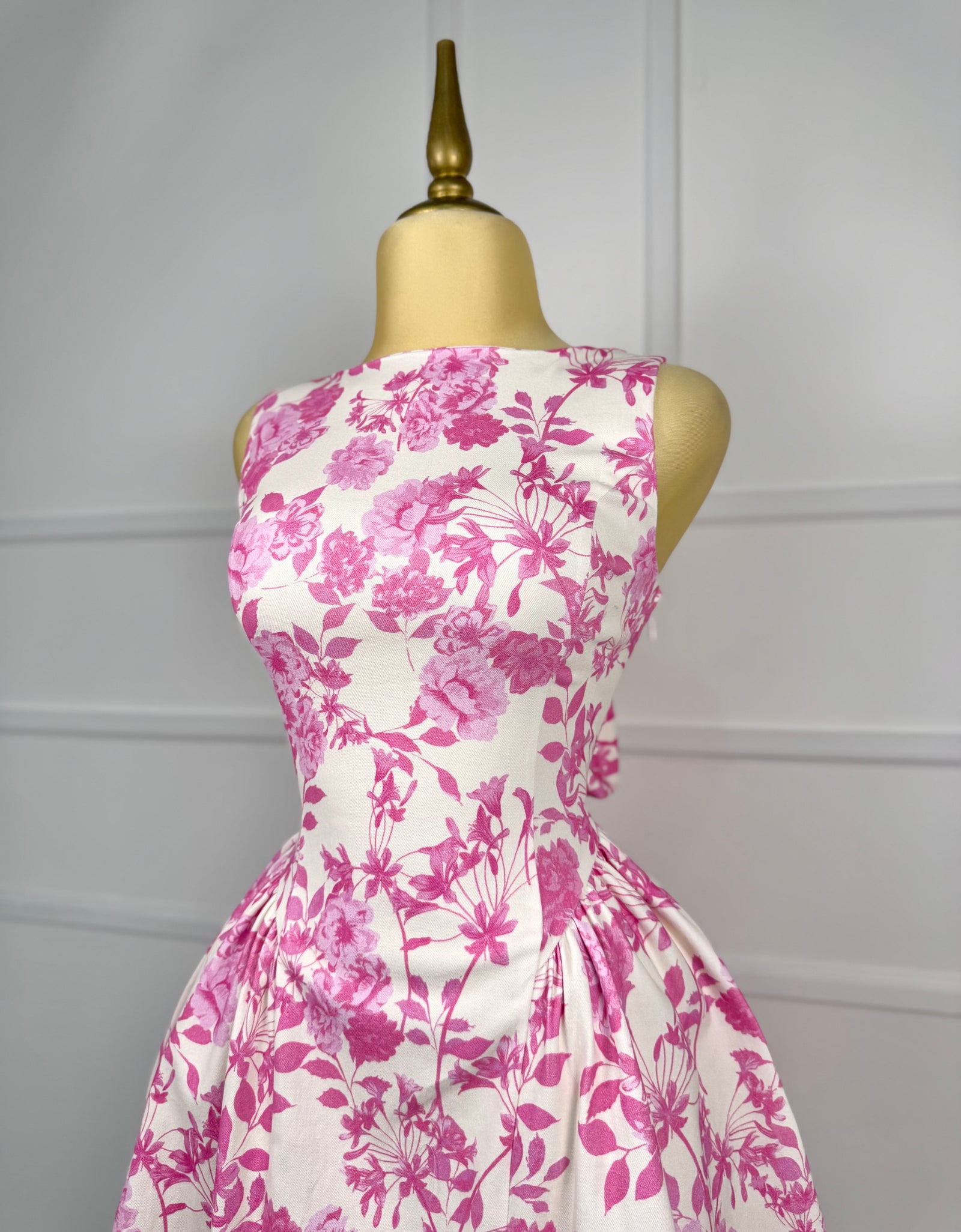 Vestido blanco con flores rosas y moño