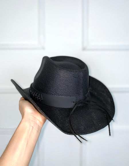 Sombrero negro paja con cadena