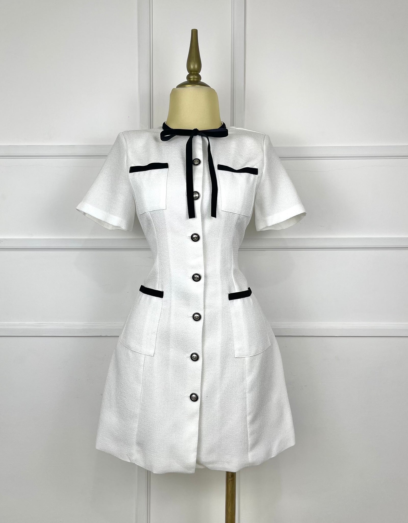 Vestido blanco corto con botones