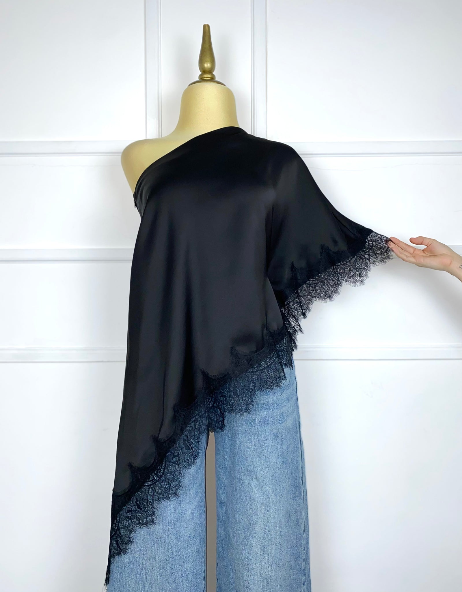 Blusa satín asimétrica con encaje (2 colores)