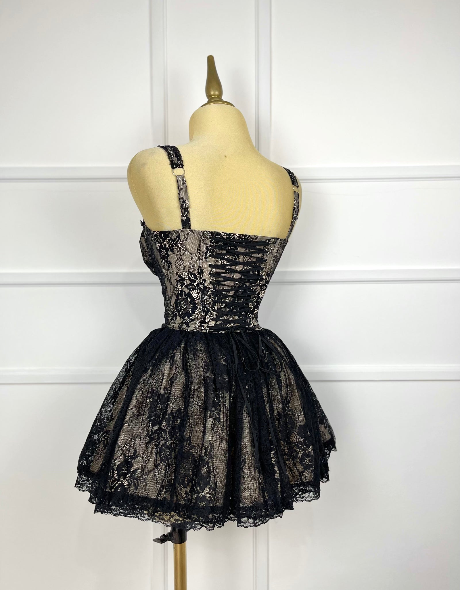 Vestido negro encaje con tul
