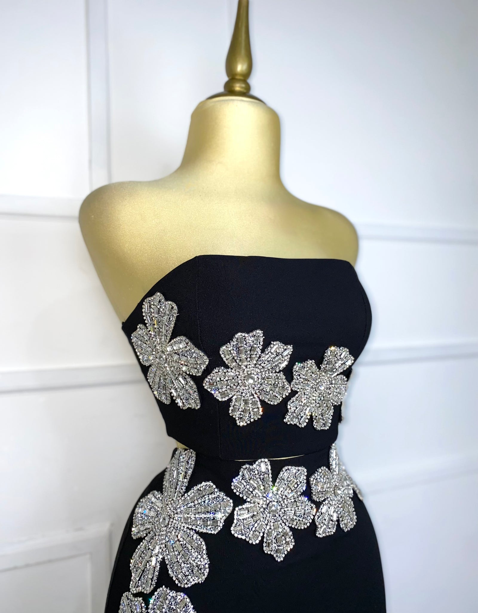 Set negro con flores de pedrería