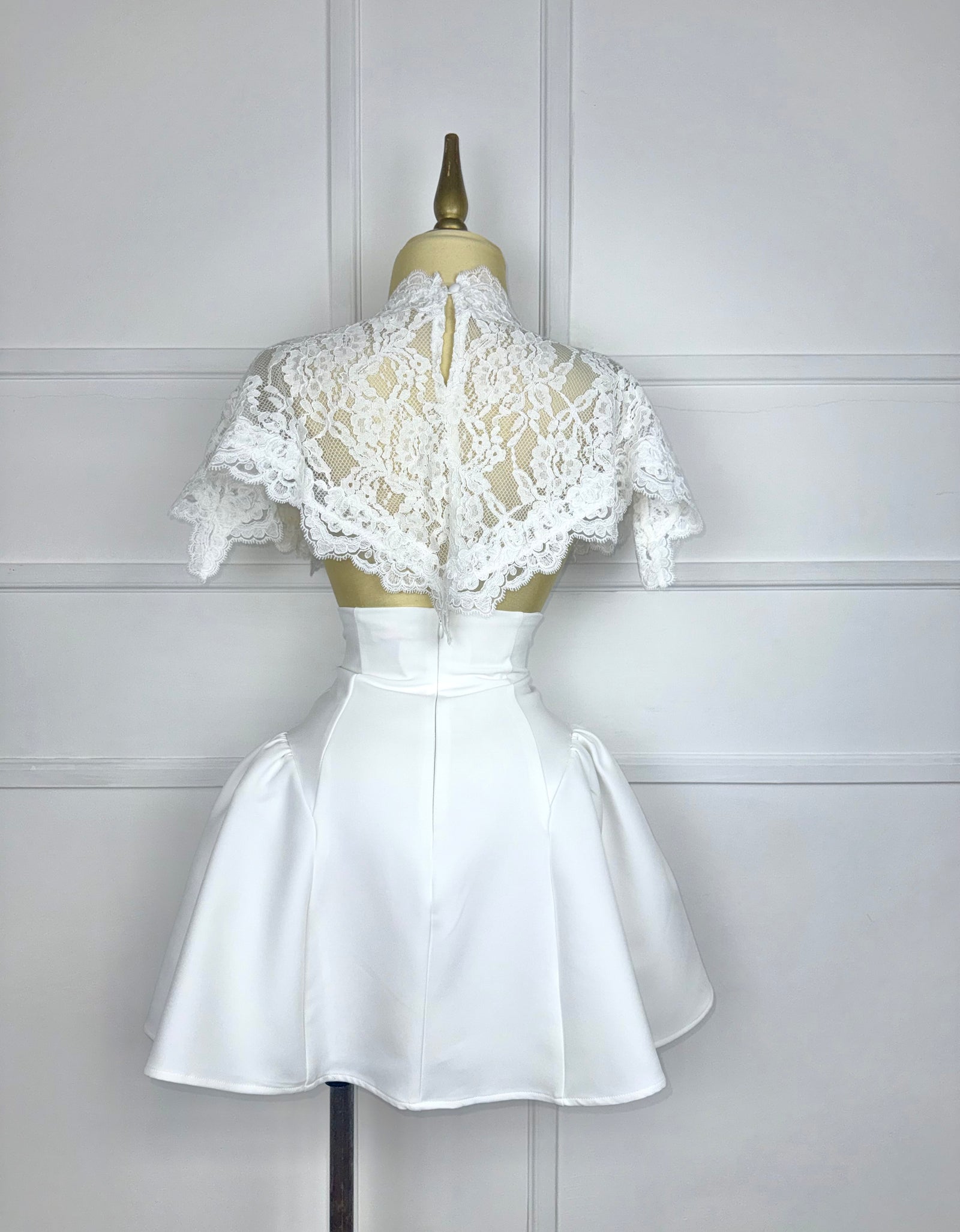 Vestido blanco con capa guipur