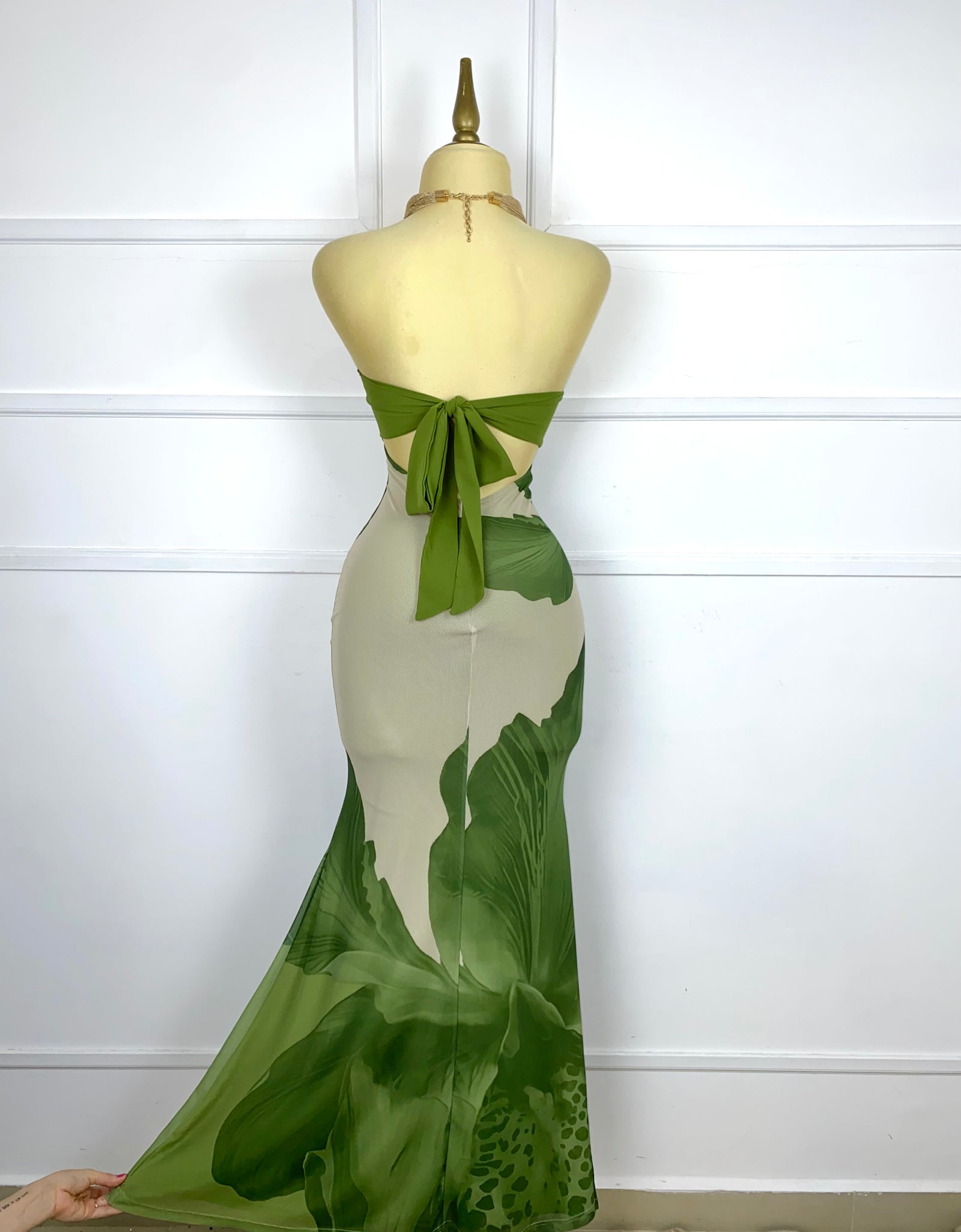 Vestido beige con hojas verdes