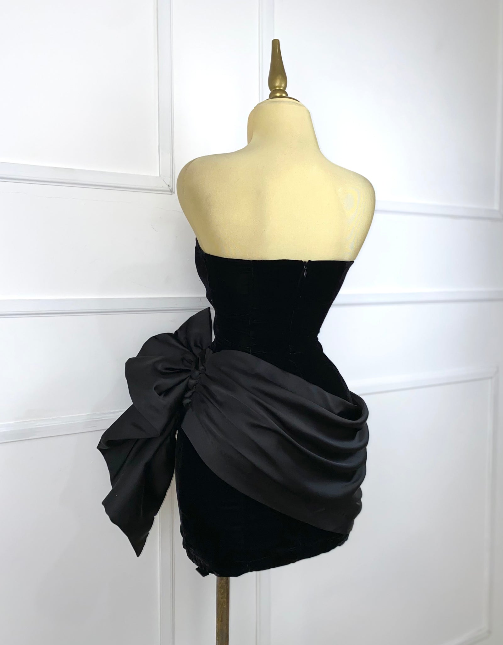 Vestido negro corto strapless