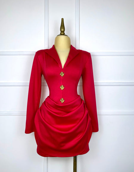 Vestido rojo drapeado con botones dorados