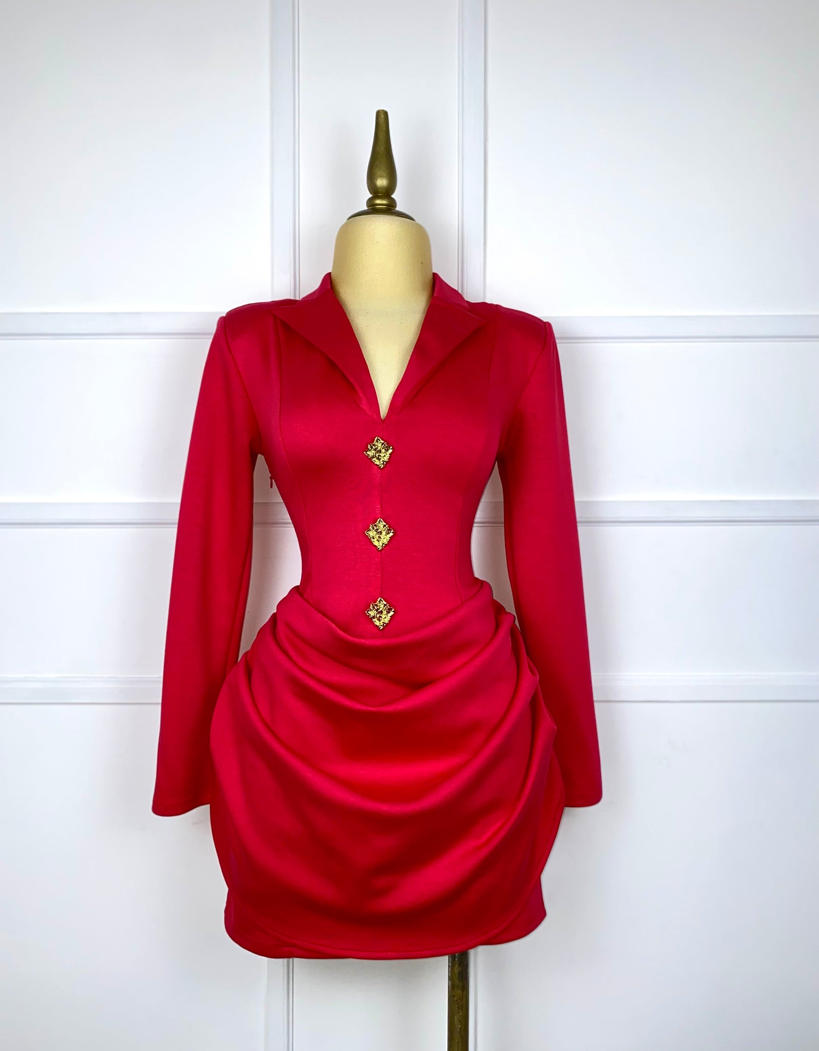 Vestido rojo drapeado con botones dorados