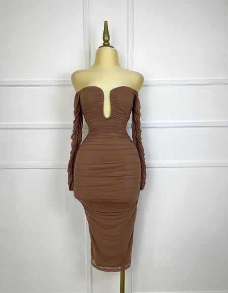 Vestido café drapeado con varilla