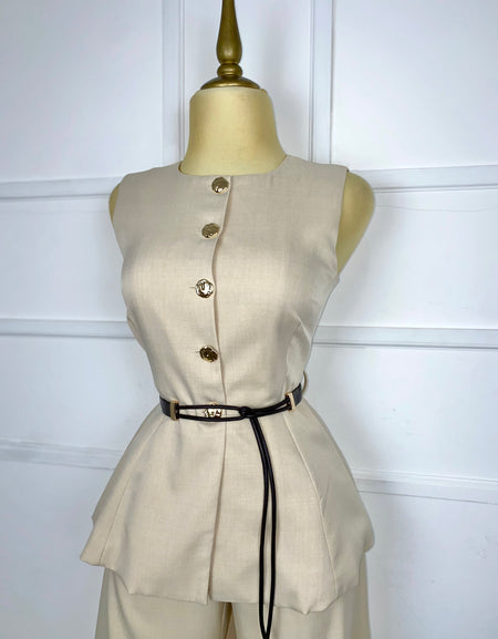 Set beige botones dorados y cinto