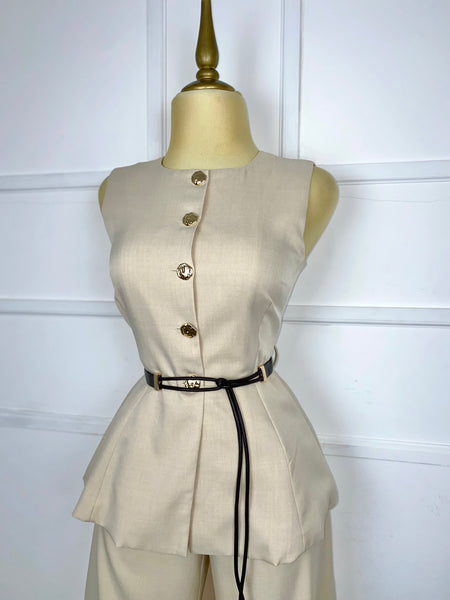 Set beige botones dorados y cinto