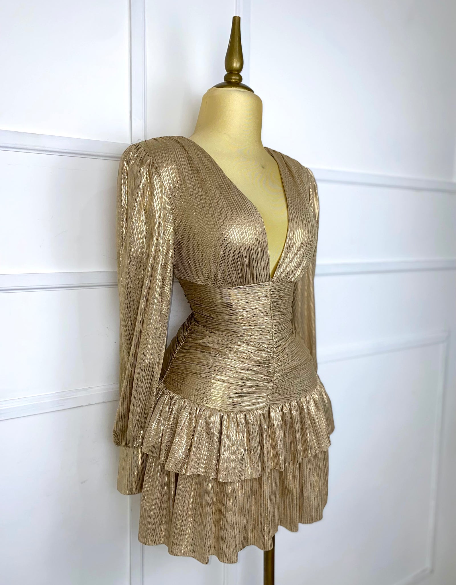 Vestido corto dorado manga larga