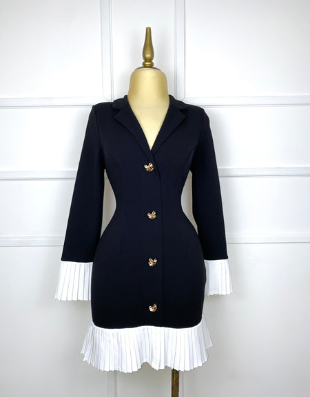 Vestido negro corto con mangas plisadas