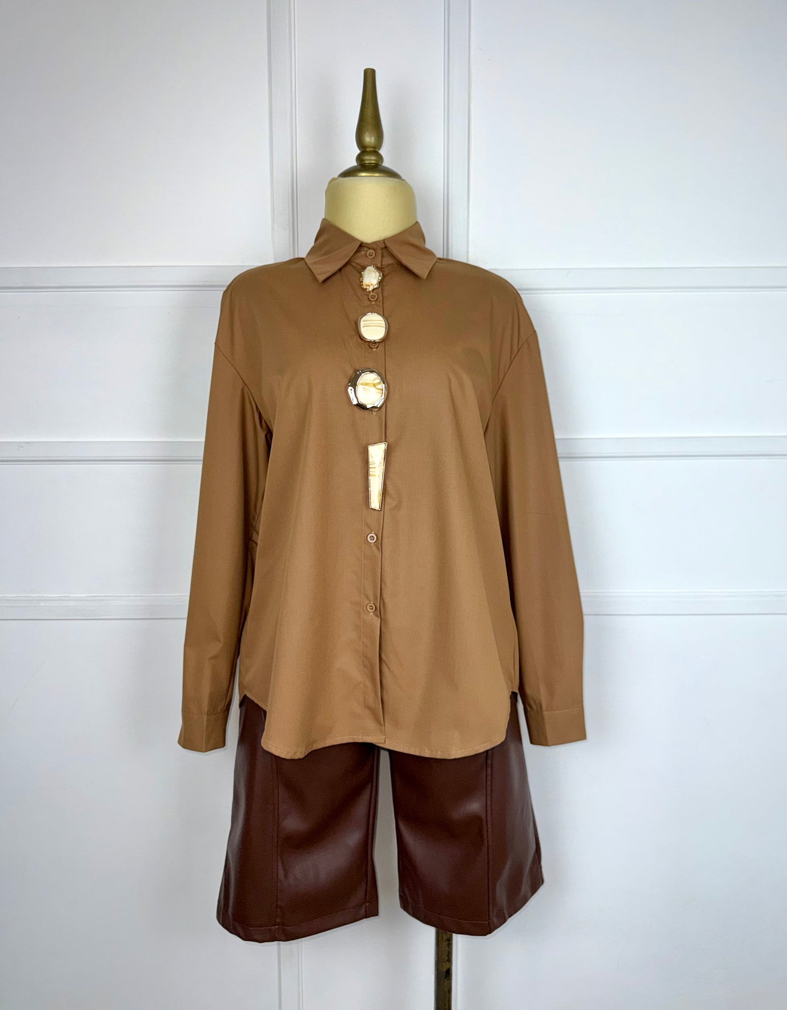 Camisa café con botones