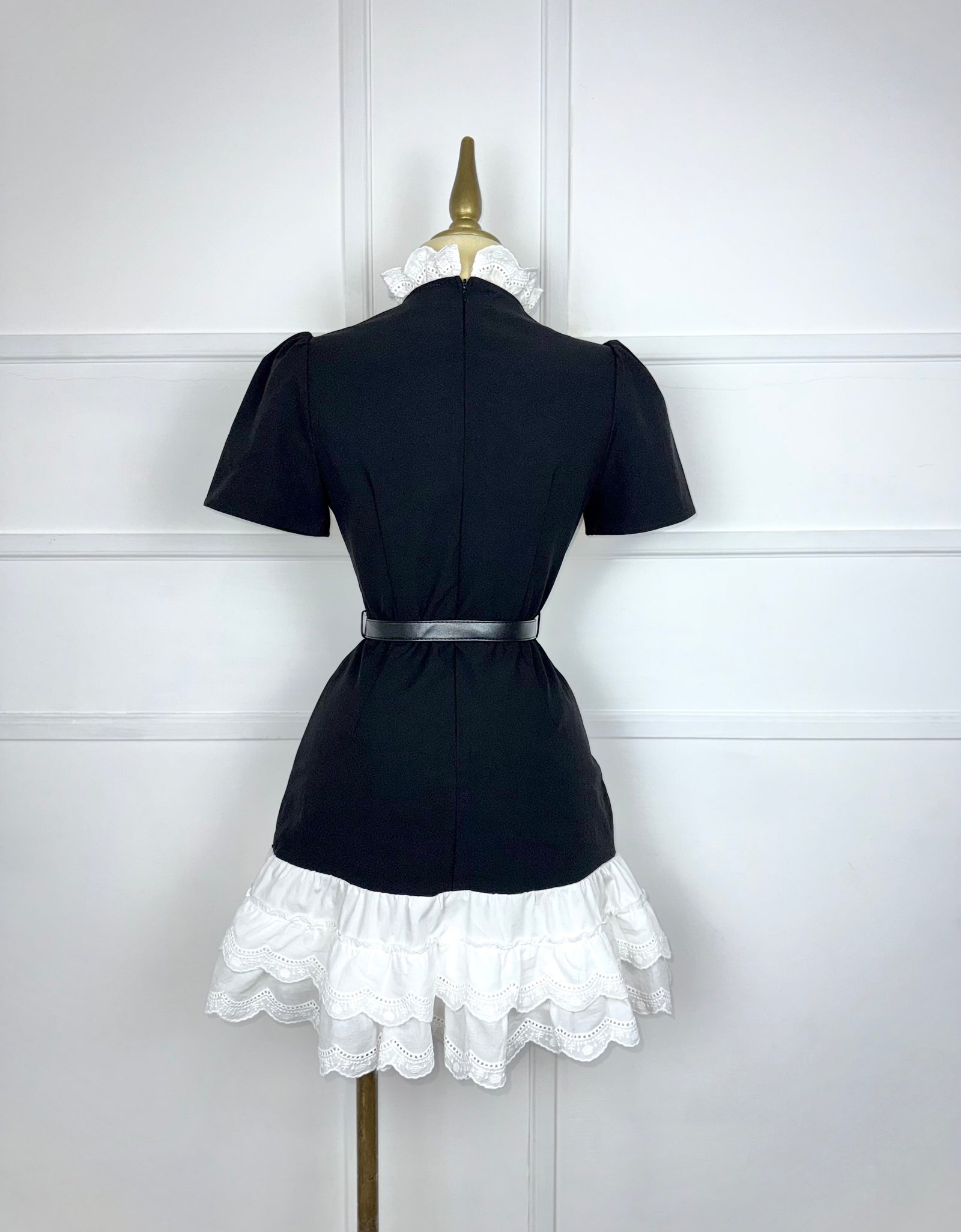 Vestido negro con aplicación guipur y cinto