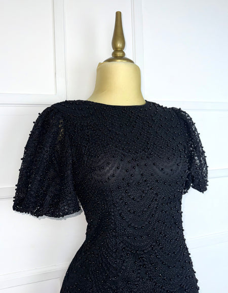 Vestido corto negro con perlas