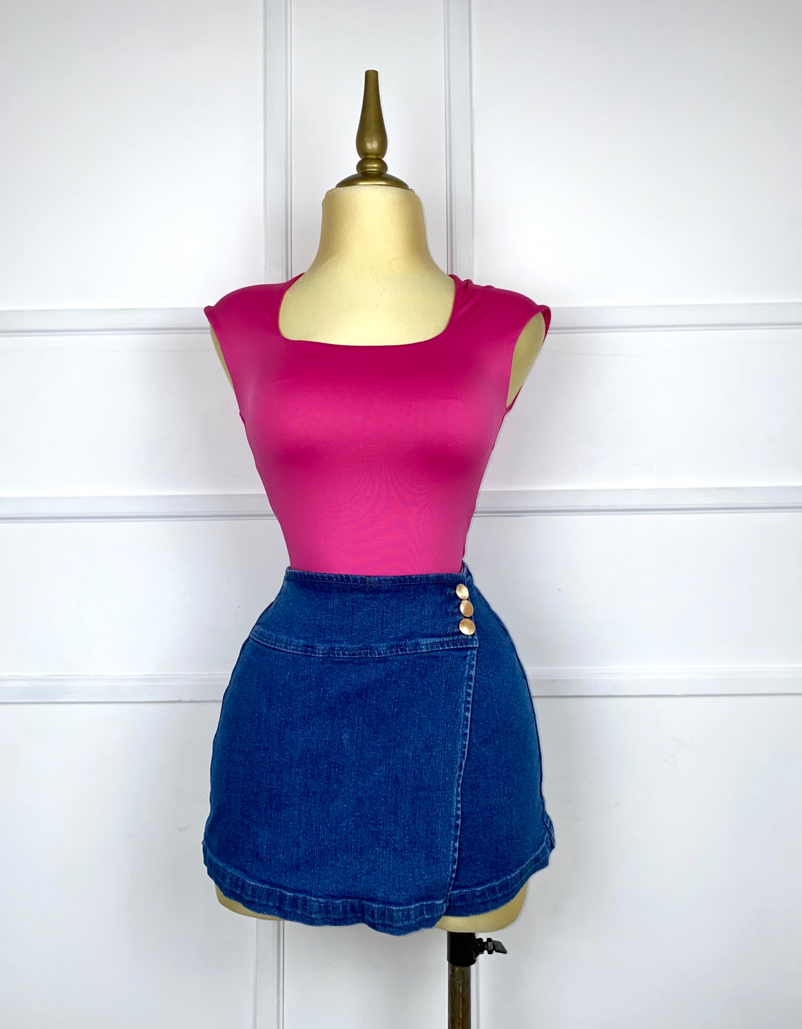 Short falda con botones dorados