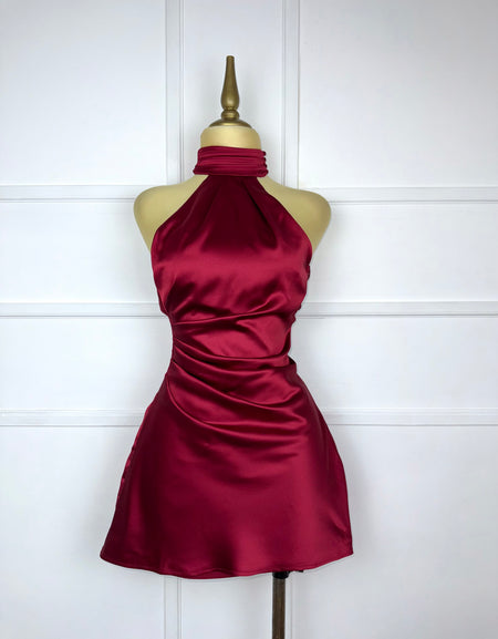 Vestido corto tinto con perlas