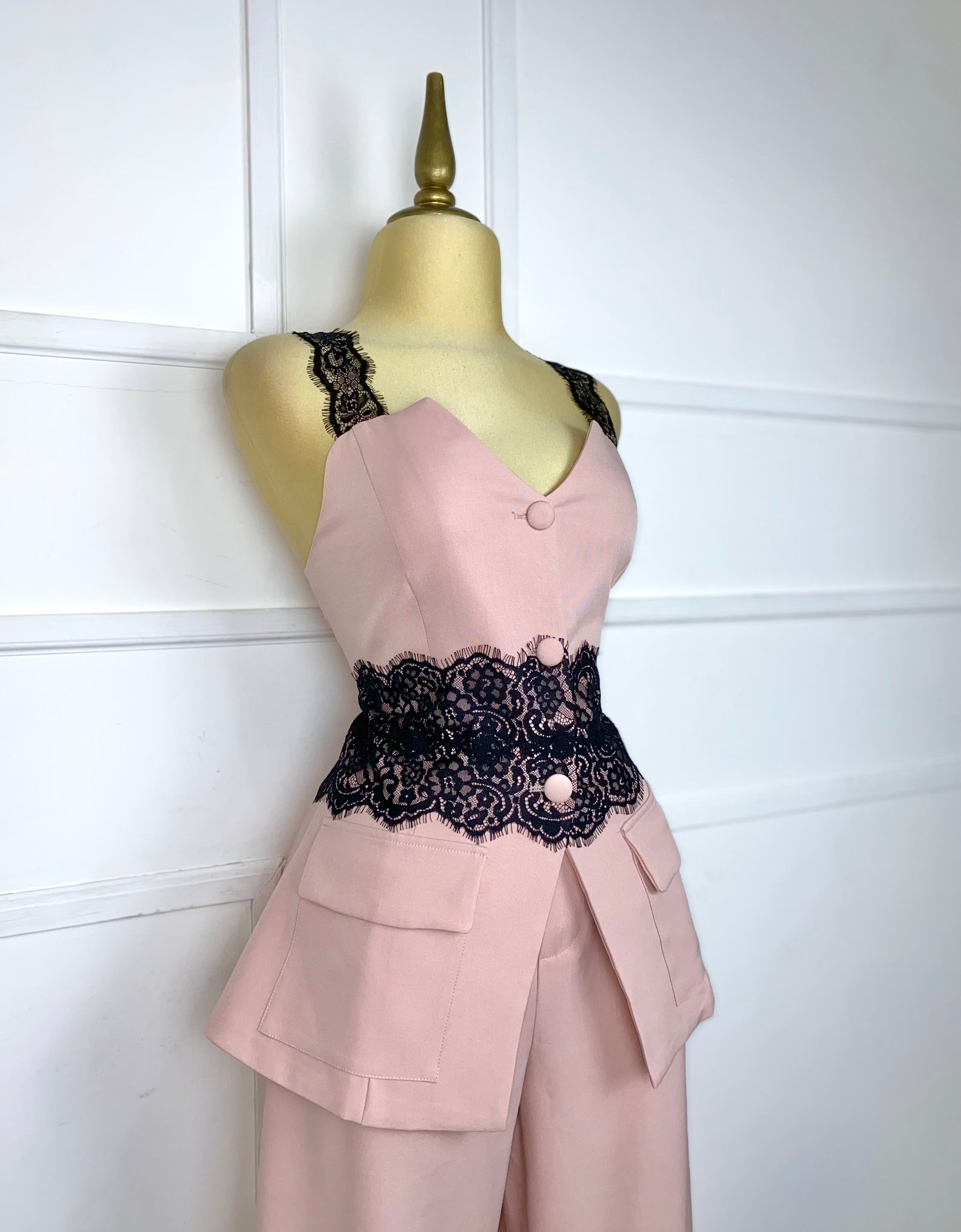 Set rosa con encaje negro