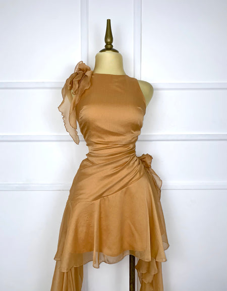 Vestido asimétrico con flor