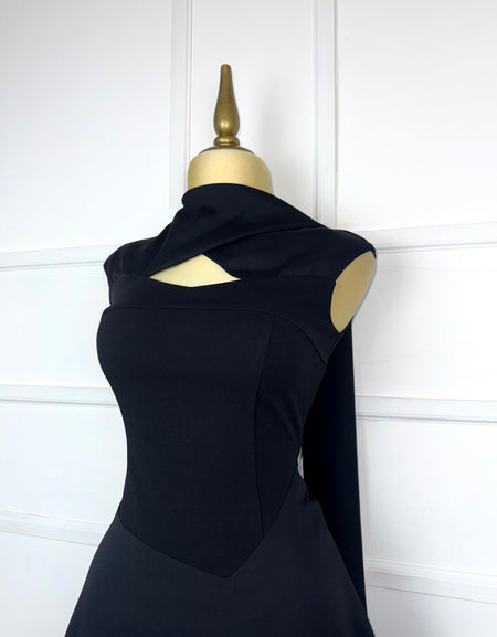 Vestido corto negro con olan