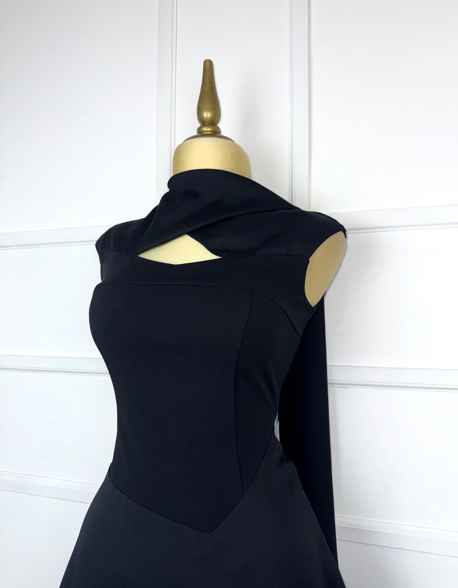 Vestido corto negro con olan
