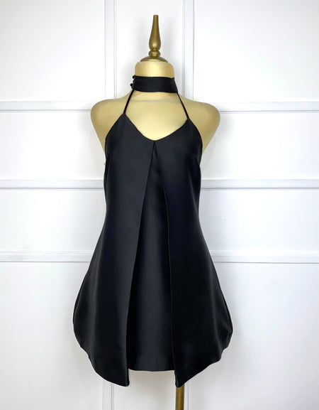 Vestido negro halter con perlas