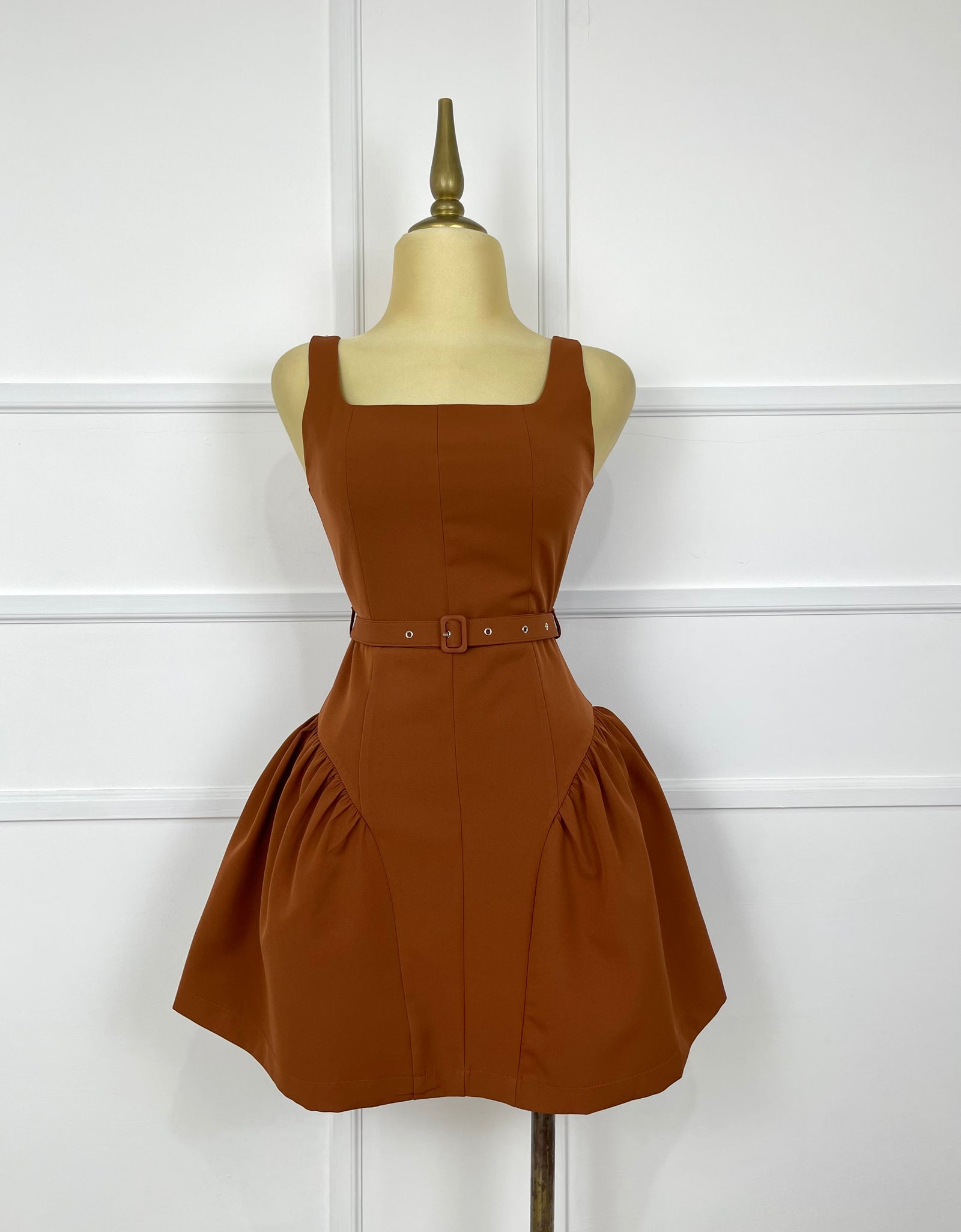 Vestido café con cinto