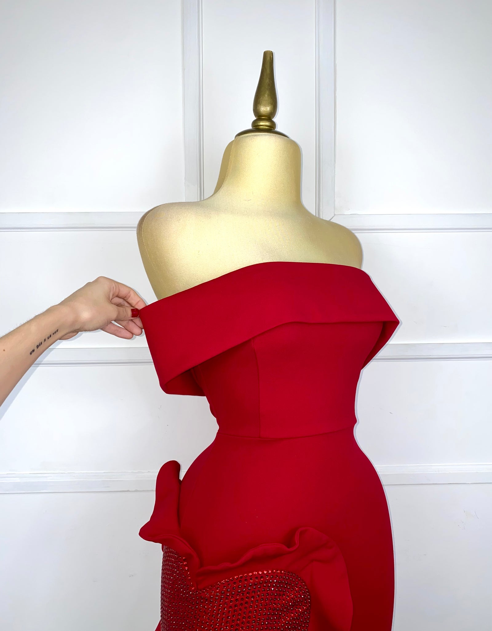 Vestido rojo con corazón de pedrería