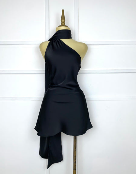 Vestido negro satín asimétrico