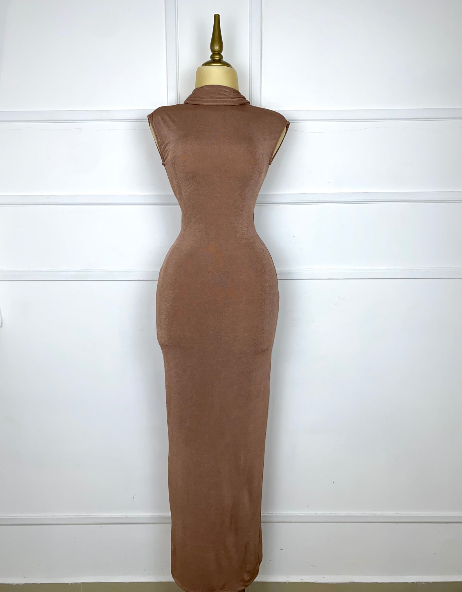 Vestido café largo stretch con listones