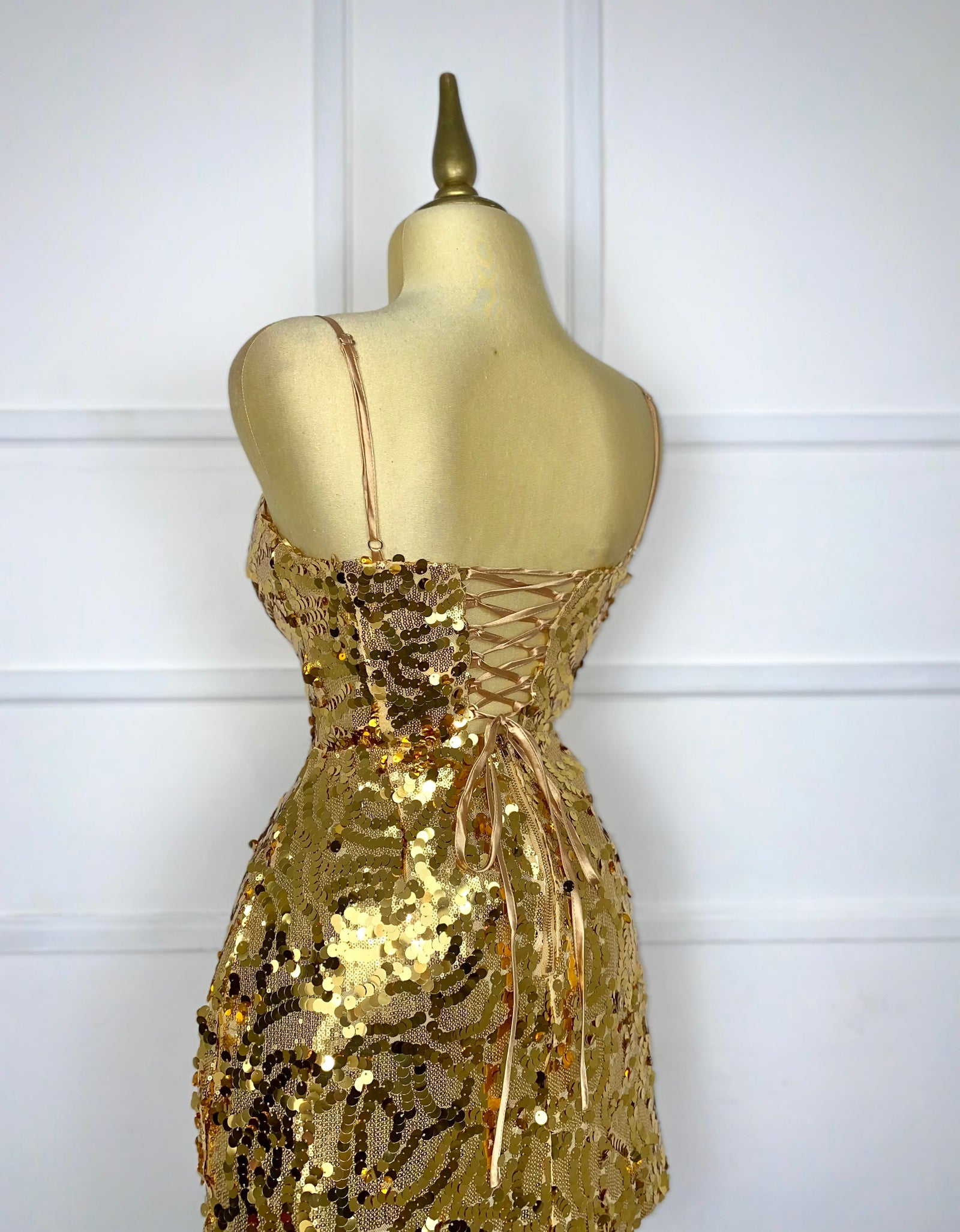 Vestido dorado lentejuela con listones