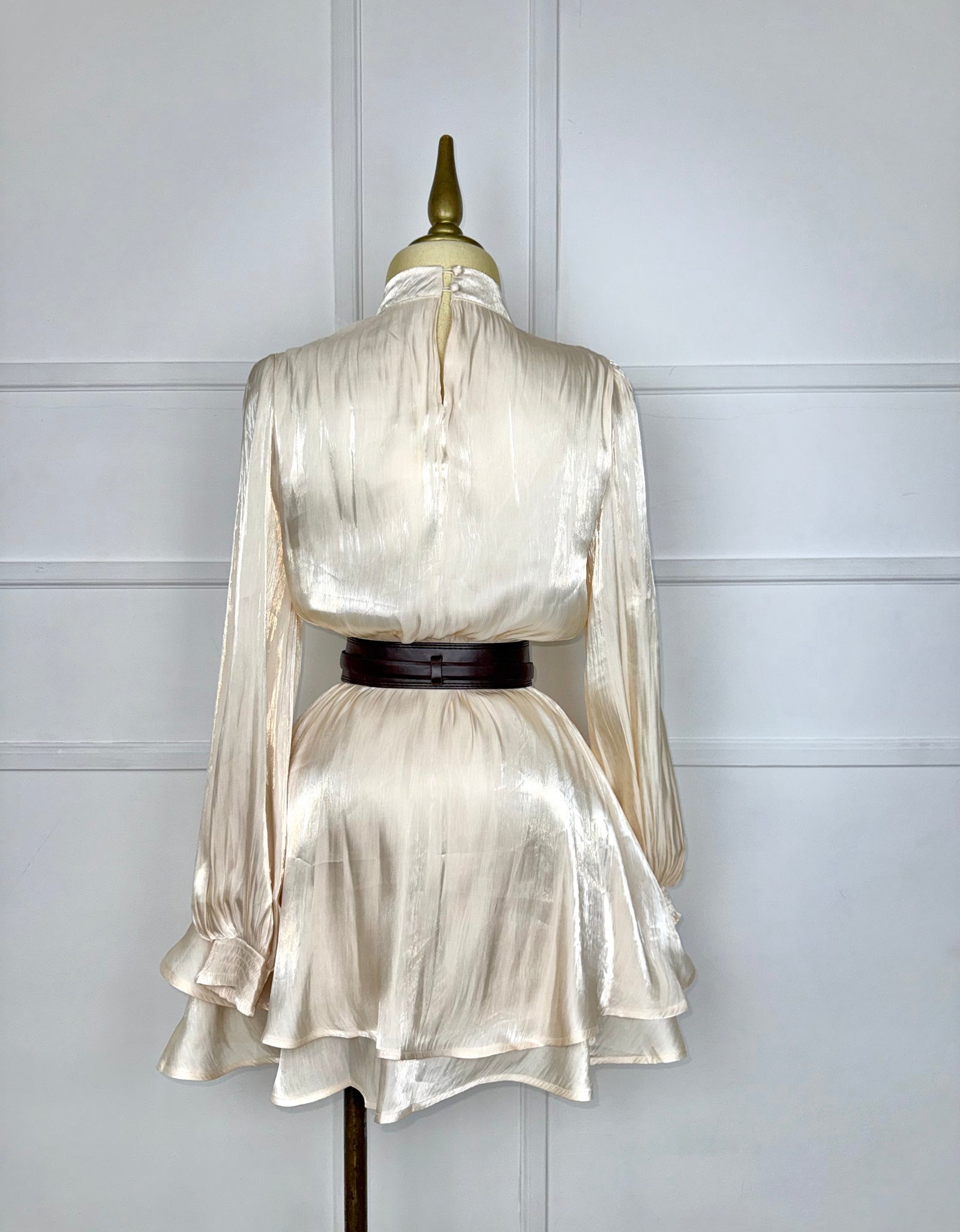 Vestido corto satinado con cinto