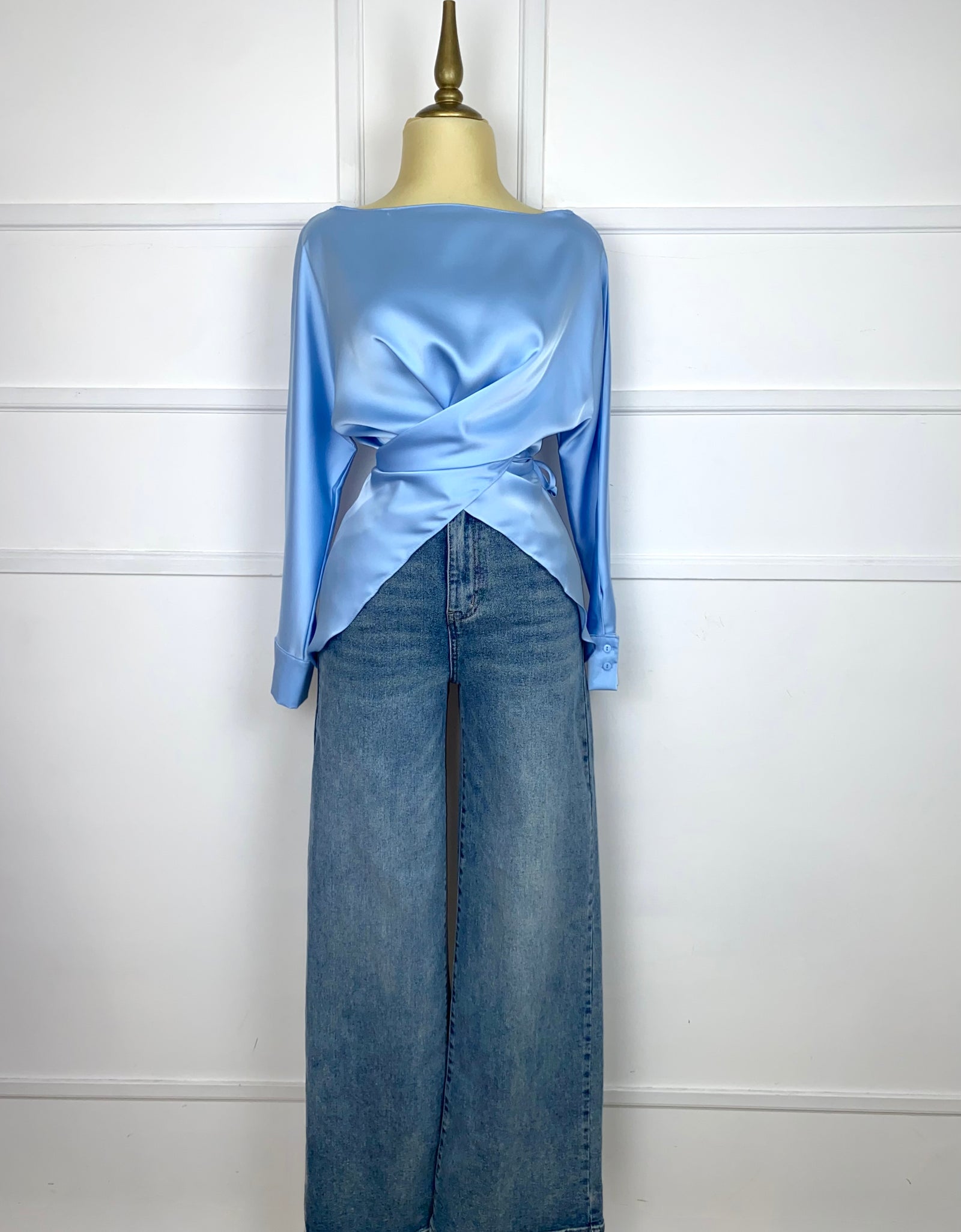 Blusa azul asimétrica satinada